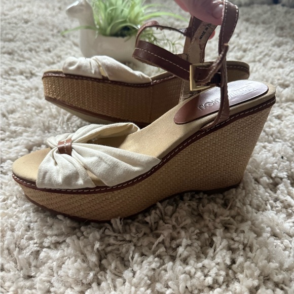 Via Neroli Tan and cream wedges with a bow detail - Picture 3 of 5